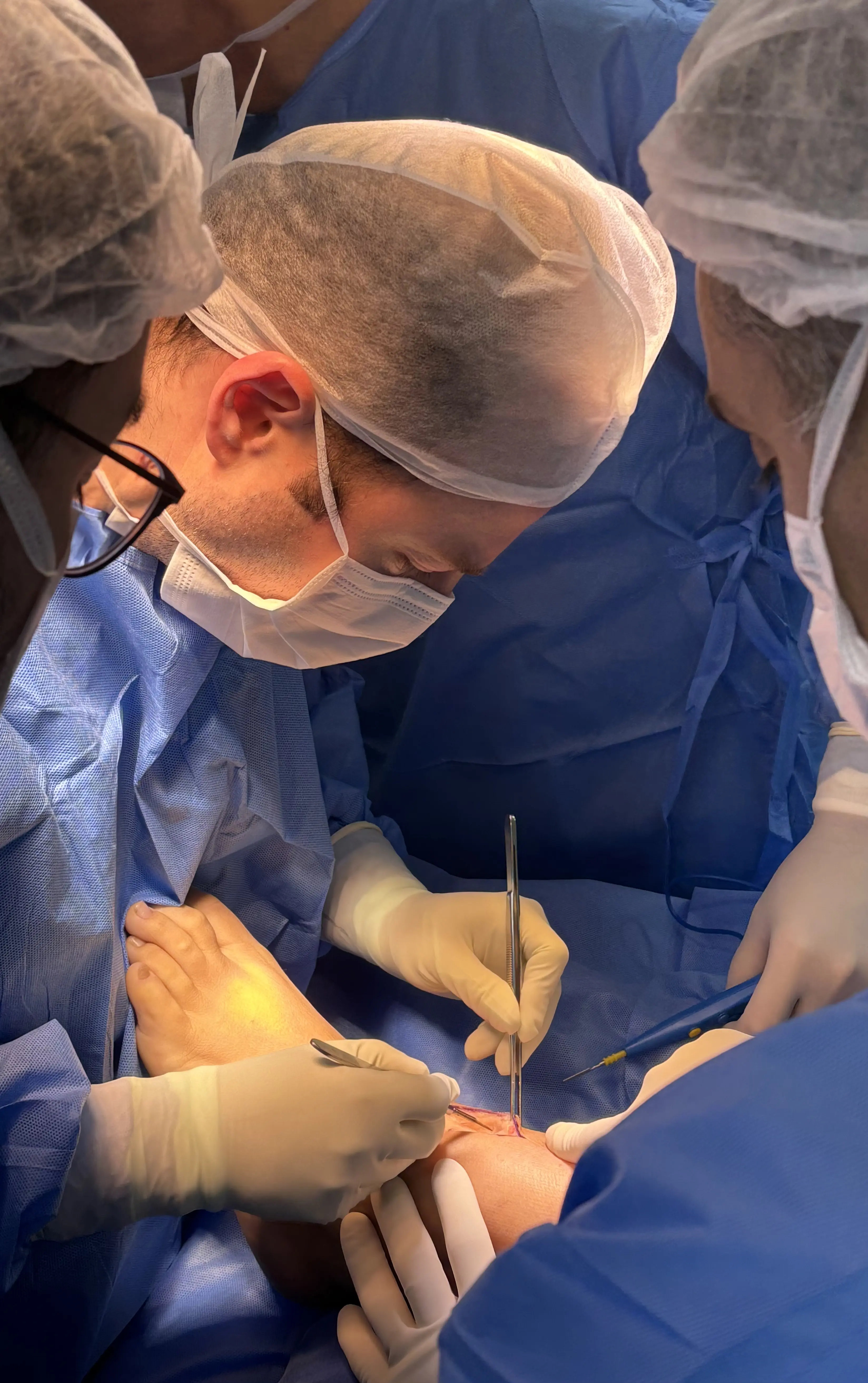 Dr. Leonardo Mugnol em cirurgia